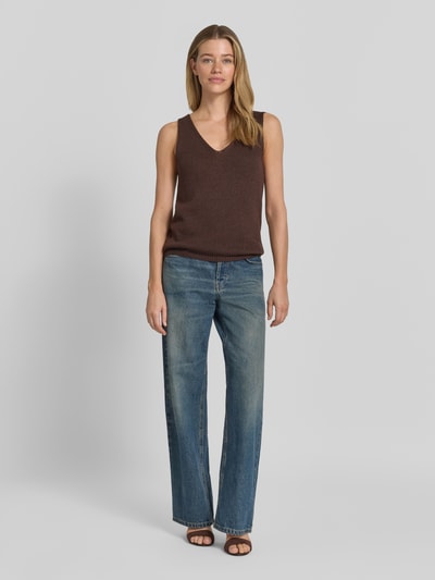 Vrouwenmodel draagt tricottop met V-hals van FREE/QUENT, materiaalmix met linnen, regular fit, model Grscaliva, ruglengte maat S 55 cm, bruin, rechte jeans, ganzebody vooraanzicht