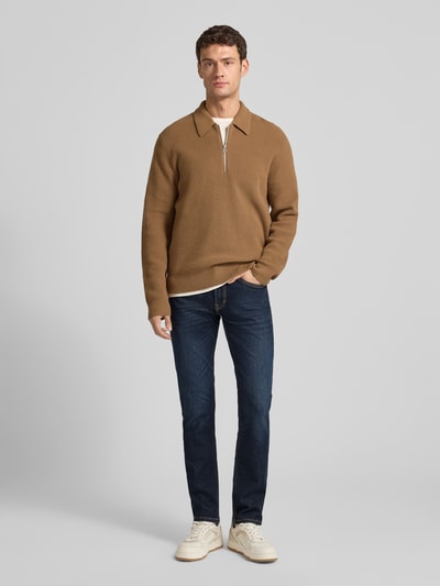 Männermodel draagt Jeans met steekzakken model 'ARNE PIPE' van MAC, donkerblauw, slim fit, katoenmengsel, volle lichaamsvooraanzicht.