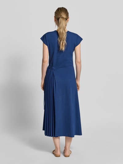 Frauenmodel trägt Tailliertes Freizeitkleid aus Baumwoll-Leinen-Mix Modell 'COLIBRI' von MAX&Co., Optik: Unifarben, midi, Kurzarm, Bindegürtel, Gehschlitz, Plissees, Flammgarn, Ganzkörperansicht Rückansicht.