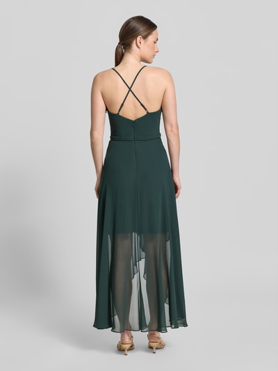 Frauenmodel trägt Cocktailkleid aus Chiffon mit Volants von V.M., dunkelgrün, A-Linie, Midikleid, V-Ausschnitt, Drapierungen, Rückansicht, Ganzkörperansicht. Rückenlänge bei Größe 36: 109 cm, Brustweite bei Größe 36: 34 cm.