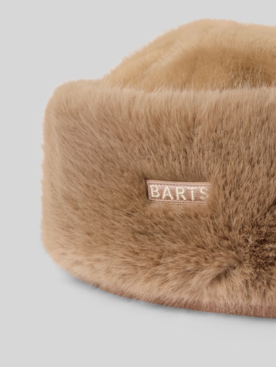 Produktfoto, Mütze in Fell-Optik Modell 'Angeliqa' von Barts, beige, samtige Textur, weiche Oberfläche, Nahaufnahme. Damen Mütze von Barts.