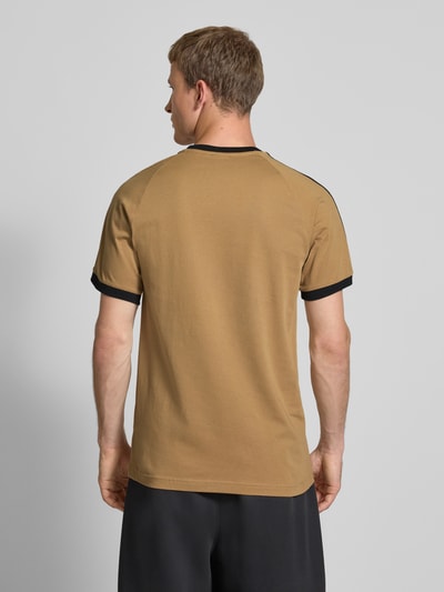 adidas Originals T-shirt z wyhaftowanym logo i okrągłym dekoltem Średniobrązowy 5