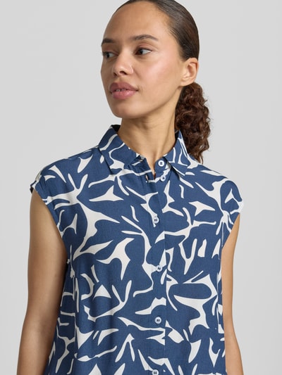 Frauenmodel trägt Blusentop aus Viskose mit Knopfleiste und Tunnelzug von Zero im Allover-Look, Hemdblusenkragen, Regular-Fit, Nahaufnahme Oberkörper.