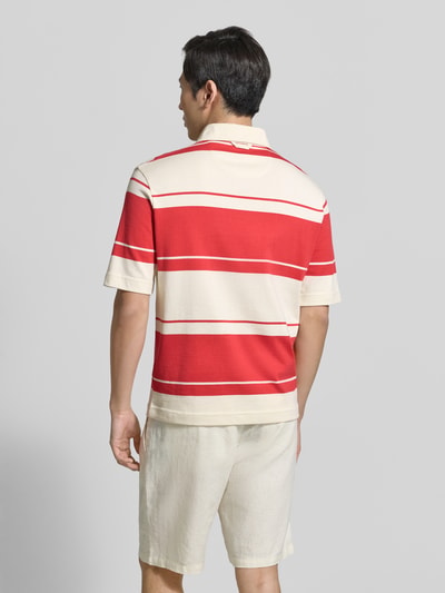 Männermodel trägt Regular Fit Poloshirt im kurzärmeligen Design Modell 'Rugger' von Gant, Reine Baumwolle, Rückenlänge 68 cm, Ganzkörperansicht Rückansicht.