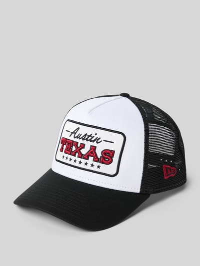 Produktfoto, Trucker Cap mit Location Patch von New Era, Herren Trucker Cap aus reiner Baumwolle mit Mesh und Snapback, schwarz-weiß.