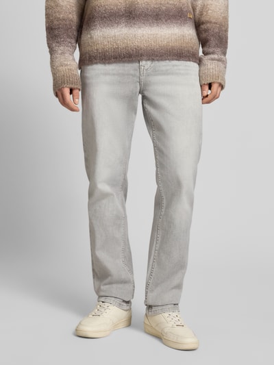 Männermodel trägt Straight Fit Jeans aus katoenmix model 'CASH' van Pepe Jeans, effen lichtgrijs denim, mid waist, 5-pocket, logopatch, vooraanzicht volledige lichaamsopname.