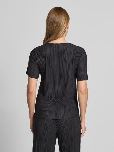 Frauenmodel trägt Damen T-Shirt mit Plisseefalten im Material-Mix mit Viskose-Anteil, Modell 'LISA' von Vila, Gerader-Schnitt, Rückenlänge 60 cm, Ganzkörperansicht Rückansicht.