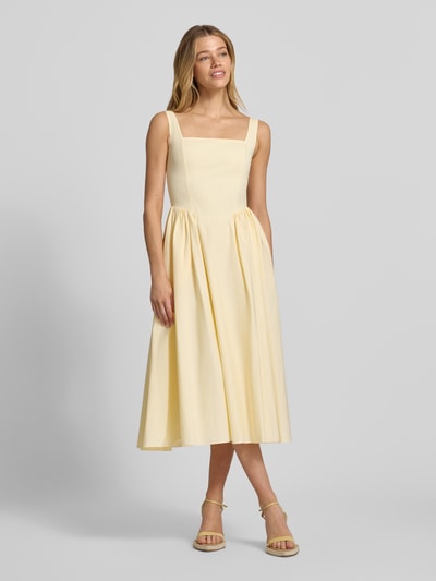 Frauenmodel trägt Cocktailkleid mit rückseitigem Reißverschluss von Jake*s Cocktail in zartem Gelb, A-Linie, Baumwoll-Mix mit Stretch-Anteil, Midikleid, Ganzkörperansicht von vorne, Rückenlänge bei Größe 36: 123 cm, Brustweite bei Größe 36: 40 cm.