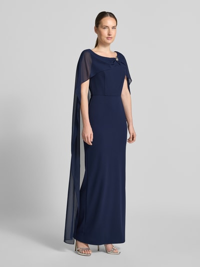 Frauenmodel trägt Abendkleid mit abnehmbarem Cape von SWING in Dunkelblau, figurbetont, Maxi-Länge, metallic Zier-Applikation, Ganzkörperansicht von vorne.