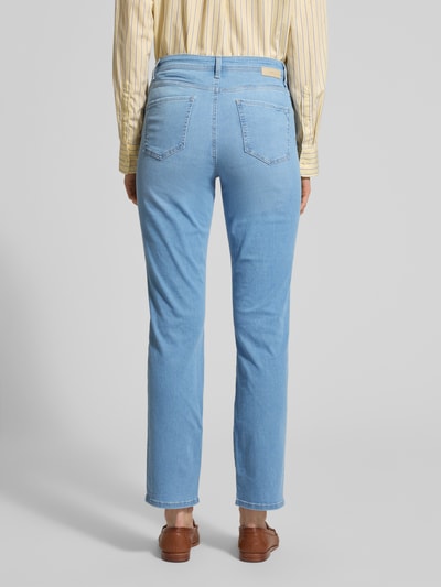 Frauenmodel trägt Flared Fit Jeans im 5-Pocket-Design Modell 'Carola' von Brax in Hellblau, elastischer Baumwoll-Mix, Ganzkörperansicht Rückansicht.