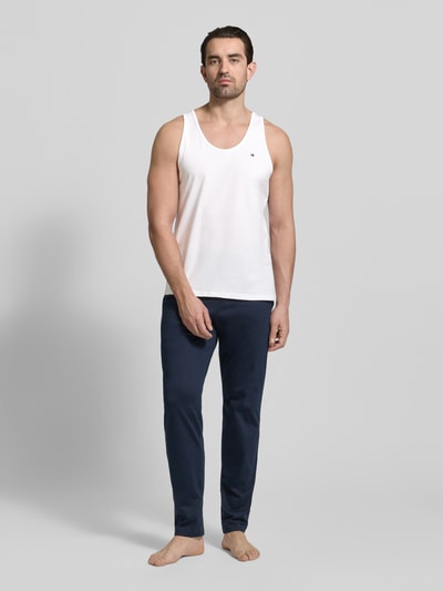 Männermodel trägt Regular Fit Tank Top aus reiner Baumwolle im 3er-Pack von Tommy Hilfiger, Optik: Unifarben, Logo-Stitching, breite Träger, Ganzkörperansicht von vorne.