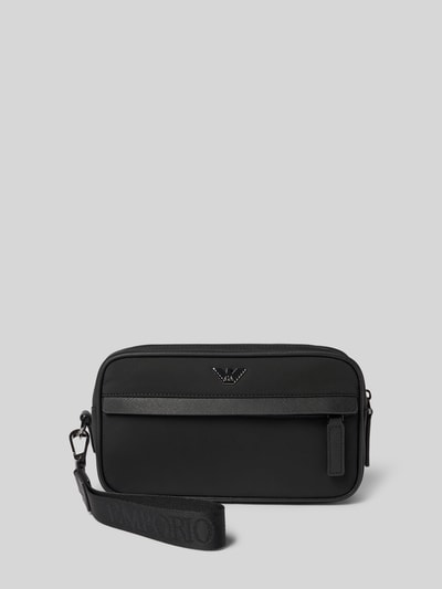 Produktfoto, Handtasche mit abnehmbarer Trageschlaufe von Emporio Armani in Schwarz, glatte Oberfläche, Reißverschlüsse, Label vorne, rechteckige Form, sichtbare Trageschlaufe mit Karabiner, Außenfach, modernes Design.