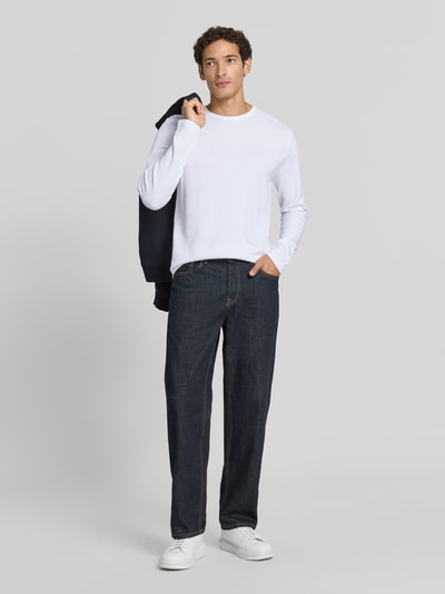 Männermodel trägt Regular Fit Longsleeve aus reiner Baumwolle Modell 'Basic' von Lindbergh, weiß, dunkle Jeans, Rundhalsausschnitt, Ganzkörperansicht von vorne