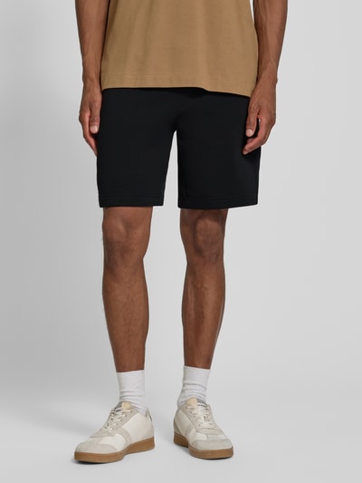 Mężczyzna nosi Regular Fit Sweatshorts aus Baumwoll-Mix von Lacoste, czarny kolor, tekstura gładka, widok z przodu, Herren Sweatshorts von Lacoste, Ganzkörperansicht von vorne