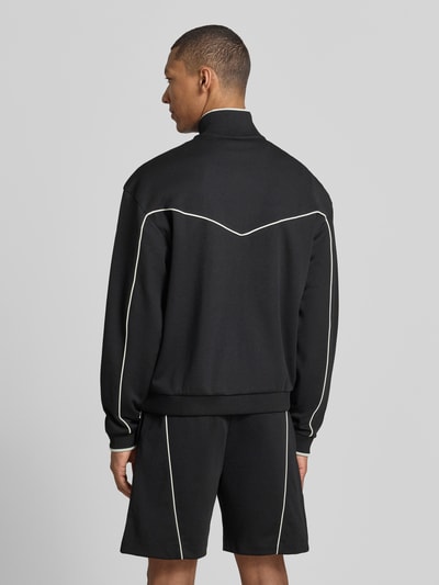 Männermodel trägt Relaxed Fit Sweatjacke aus Baumwoll-Mix Modell 'DARYNT' von HUGO, Optik: mehrfarbig, Ganzkörperansicht Rückansicht.