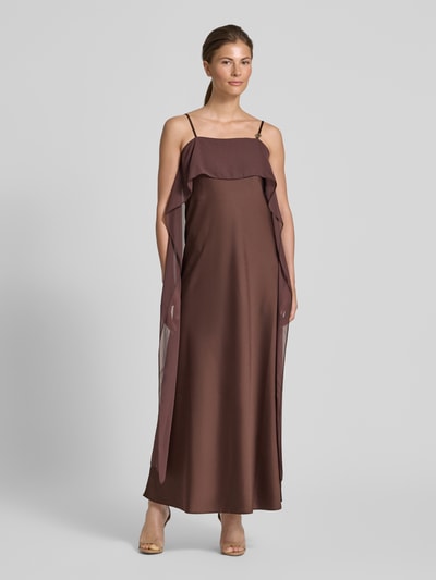 Frauenmodel trägt Regular Fit Midikleid aus Satin von Rinascimento in Braun mit Spaghetti-Trägern und Nahtreißverschluss, Ganzkörperansicht von vorne.