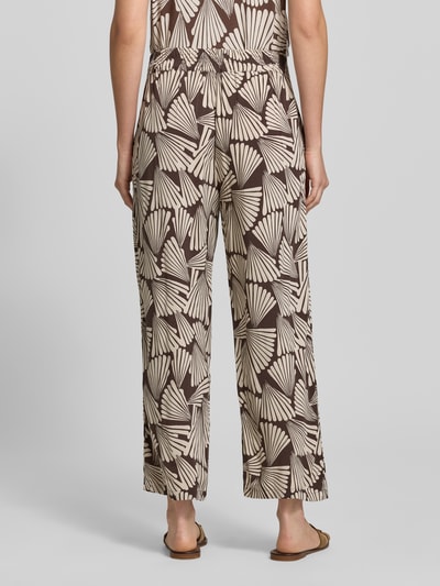 Frauenmodel trägt Wide-Leg-Pants mit französischen Eingrifftaschen von Betty Barclay aus Reine Viskose, Loose-Fit, braun-beige Muster, Ganzkörperansicht Rückansicht.