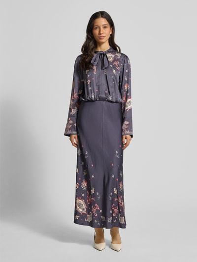 Kobiece modelka nosi długa sukienka Maxikleid mit Schleifen-Detail von Marc Cain z wiskozy, taliowany krój, wiązany detal, listwa guzikowa, rozszerzana dół, długość tyłu 143 cm, szerokość klatki piersiowej 50 cm, długość rękawów 64 cm, ciemny materiał z wzorem, gładka tekstura, Ganzkörperansicht von vorne.