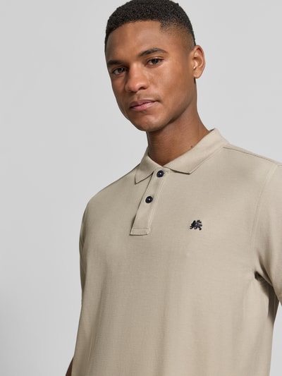 Männermodel trägt Regular Fit Poloshirt mit Logo-Stitching Modell 'Performance' von Lerros, Baumwoll-Mix, kurzärmelig, Nahaufnahme Oberkörper.