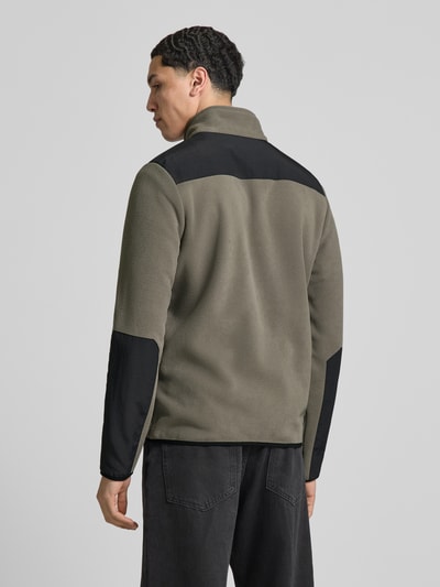 Männermodel trägt Fleecejacke mit Stehkragen und Reißverschlusstaschen von HALO, Regular-Fit, Label-Print, Rückansicht, gedeckte Farben. Ganzkörperansicht Rückansicht.