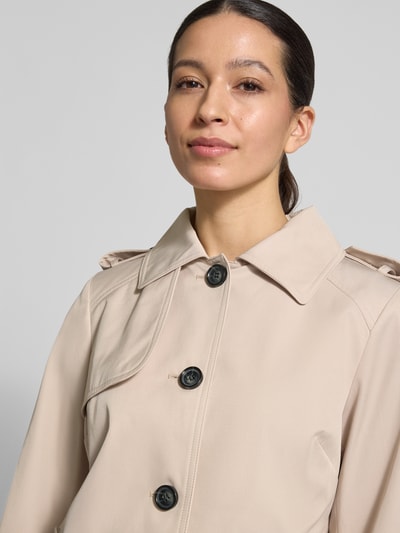 Vrouwenmodel draagt Regular Fit Jacke met Umlegekragen van Christian Berg Woman Selection, materiaalmix met katoen, steekzakken, knoopsluiting. Nahaufnahme bovenlichaam.
