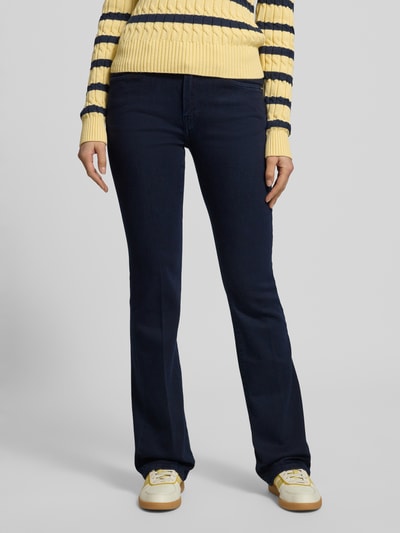 Frauenmodel trägt Regular Fit Bootcut Jeans aus Baumwoll-Mix von Tommy Hilfiger in dunkler Melange Denim-Optik mit Mid Waist und 5-Pocket-Design, Nahaufnahme Unterkörper.