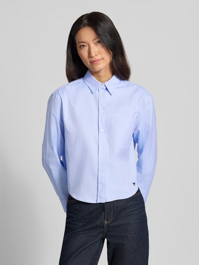 Vrouwenmodel draagt lichtblauwe blouse met lange mouwen van katoen, model 'NUORO' van Weekend Max Mara, rechte lijnen, voorkant, Ganzkörperansicht von vorne.
