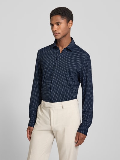 Männermodel draagt donkerblauw slim fit zakelijk overhemd met kentkraag model 'KENNO' van HUGO, fijne stippenprint, heren, Ganzkörperansicht von vorne.