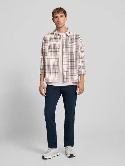 Mężczyzna nosi Slim Fit Jeans aus Baumwoll-Mix Modell '511®' od Levi's®, granatowe, styl casual, jednolita faktura, Herren Slim Fit Jeans von Levi's®, Ganzkörperansicht von vorne.