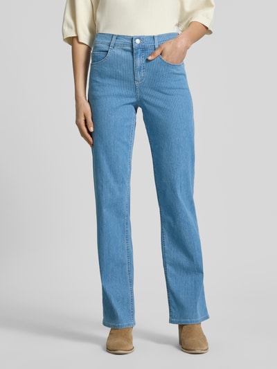 Vrouwenmodel draagt jeans met achterzakken model 'Lara' van Angels, katoenmix met stretch, straight fit, lichtblauw, voorkant, gehele lichaamsfoto. Bandwijdte maat 36/30: 39 cm, binnenbeenlengte maat 36/30: 80 cm.