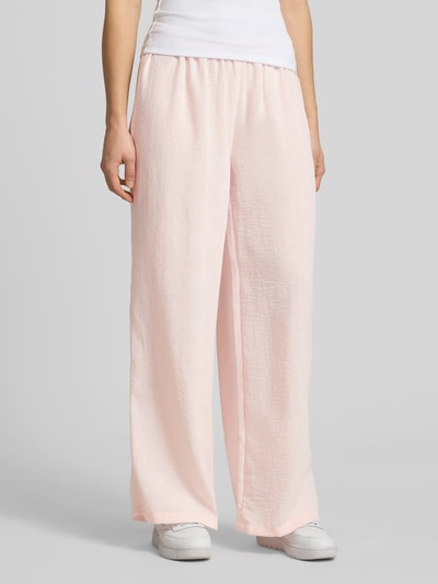 Frauenmodel trägt Pyjama Pants mit elastischem Bund von Review, Damen Loose-Fit mit Kordelzug, Bundweite 41 cm, Innenbeinlänge 77 cm, Nahaufnahme Oberkörper.