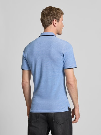 Männermodel trägt Slim Fit Poloshirt mit Viskose-Anteil Modell 'Paulos' von JACK & JONES in Hellblau, Baumwoll-Mix, Rückenlänge 72 cm, Ganzkörperansicht Rückansicht.