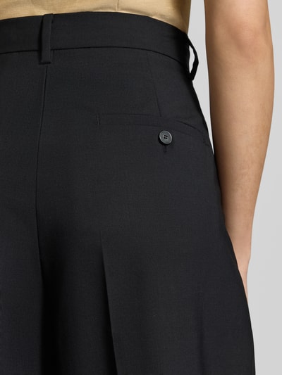 Frauenmodel trägt Regular Fit Weite Hose aus reiner Schurwolle Modell 'OVVIO' von Weekend Max Mara, Damen Weite Hose, Nahaufnahme Rückansicht.