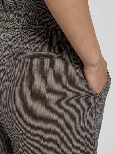 Frauenmodel trägt Straight Fit Shorts mit elastischem Bund Modell 'Malky' von OPUS, feine Streifen, aus Material-Mix mit Baumwoll-Anteil, Detailaufnahme.