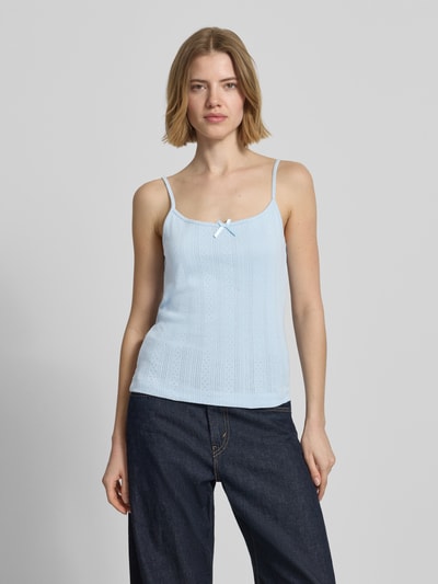 Frauenmodel trägt Regular Fit Top aus reiner Baumwolle Modell 'MARIE' von Pieces, Optik: Unifarben, Struktur, Rundhals, Ohne Ärmel, Ganzkörperansicht von vorne.