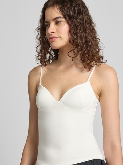 Frauenmodel trägt Slim Fit Top mit Shaping-Effekt von Gina Tricot, elastischer Material-Mix, Spaghettiträger, Nahaufnahme Oberkörper.
