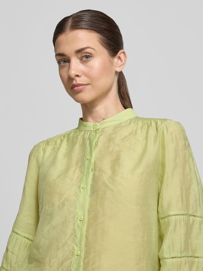 Vrouwenmodel draagt Regular Fit Bluse mit 3/4-Arm van More & More in lichtgroen, Lyocell-mix, ronde hals, close-up bovenlichaam
