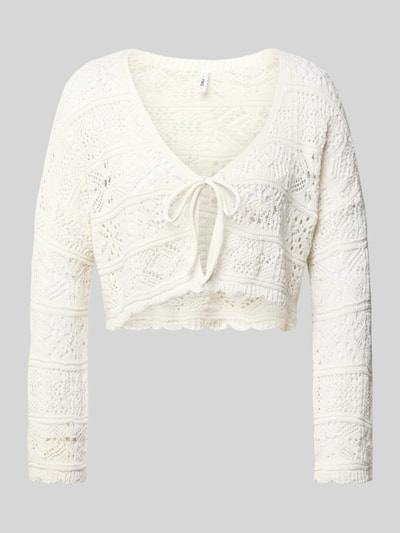 Produktfoto, Cropped Strickjacke aus recyceltem Baumwoll-Mix Modell 'BEACH LIFE' von Only, kolor jednolity, dziurkowany wzór, krój relaxed fit, długi rękaw, brzeg muszelkowy, materiał dzianinowy