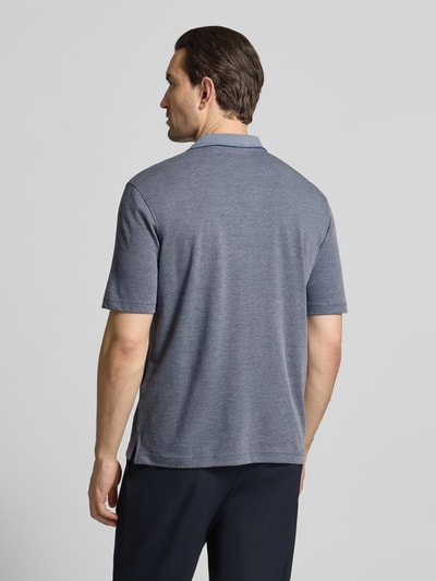 Männermodel trägt Regular Fit Poloshirt mit Brusttasche van Christian Berg Men in blauw, katoenmix, rugaanzicht, ganzkörperansicht rückansicht.