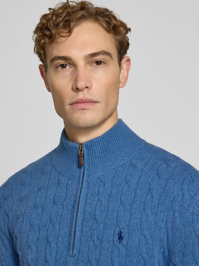 Männermodel trägt Regular Fit Troyer aus Woll-Kaschmir-Mix von Polo Ralph Lauren in Blau mit Zopfmuster, Nahaufnahme Oberkörper, Herren Troyer von Polo Ralph Lauren.