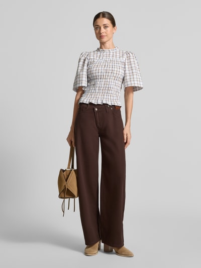Frauenmodel trägt Wide Fit Jeans aus reiner Baumwolle in asymmetrischem Look von Liu Jo White, dunkelbraun, 5-Pocket-Design, Ganzkörperansicht von vorne.