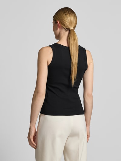 Kobiece modelka ma na sobie Tanktop mit Rundhalsausschnitt Modell 'TAVIRA' od Drykorn, czarny, bawełna, krój slim fit, widok całej sylwetki z tyłu