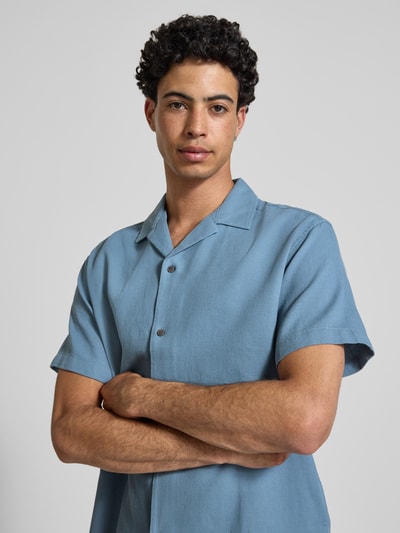 Männermodel trägt Regular Fit Freizeithemd mit Strukturmuster Modell 'Global' von Jack & Jones in Blau, reine Baumwolle, Nahaufnahme Oberkörper.