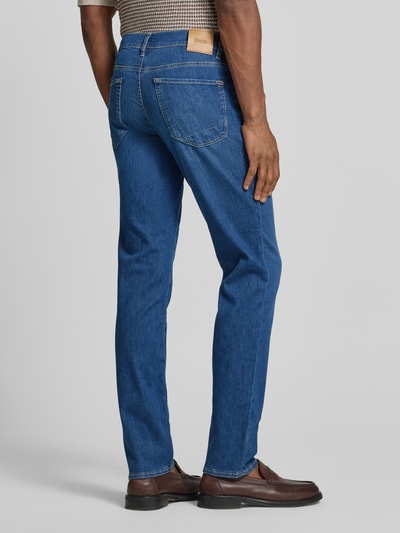 Männermodel trägt Jeans mit Eingrifftaschen Modell 'Chuck' von BRAX, Slim-Fit aus Baumwoll-Elasthan-Mix, Farbe Blau, Ganzkörperansicht Rückansicht. Bundweite 43 cm, Innenbeinlänge 81 cm in Größe 32/32.
