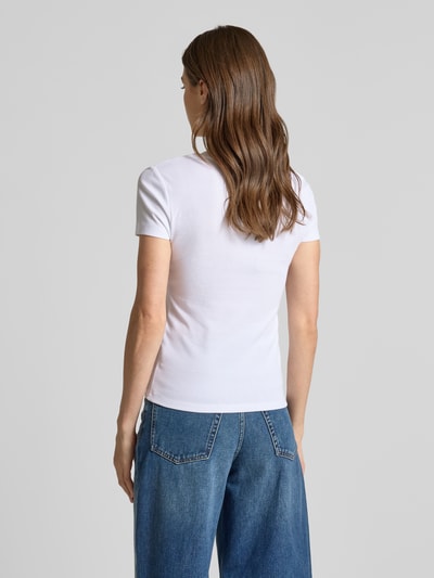 Frauenmodel trägt Cropped T-Shirt mit Rundhalsausschnitt von Stefanel, weiß, Baumwoll-Mix mit Stretch-Anteil, Slim-Fit, Feinripp, Ganzkörperansicht Rückansicht.