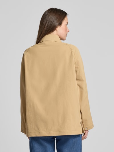 Frauenmodel trägt Relaxed Fit Jacke mit Umlegekragen Modell 'Dani' von SAVE THE DUCK in Beige, aufgesetzte Taschen, Rückenansicht, Ganzkörperansicht Rückansicht