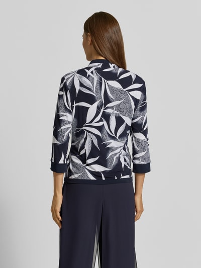 Männermodel trägt Regular Fit Longblazer mit Reißverschluss von Vera Mont, dunkelblau mit weißem Blätterprint, Ganzkörperansicht Rückansicht