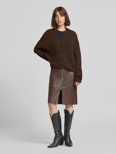 Frauenmodel trägt Strickjacke aus Alpaka-Mix mit V-Ausschnitt von Closed in Dunkelbraun, Knopfleiste, locker geschnitten, Ganzkörperansicht von vorne