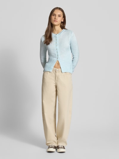 Frauenmodel trägt Regular Fit Strickjacke mit einreihiger Knopfleiste Modell 'ELLA' von ONLY, Optik: Unifarben, Strick, Ganzkörperansicht von vorne.