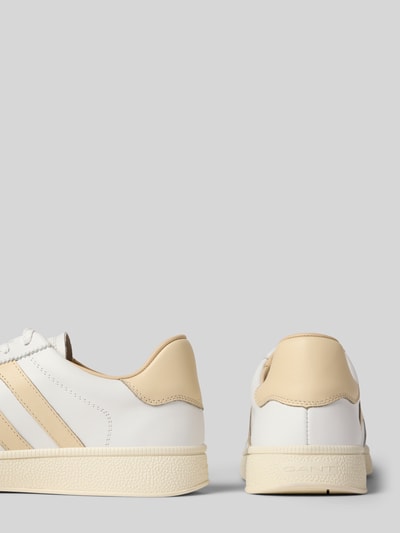Produktfoto, białe i beżowe Sneakersy z naturalnej skóry z detalem z logo, model 'Cuzmo' od Gant, profilowana podeszwa, rozmiar 44